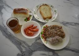День 10
Свежий помидор порционно
Соус молочный
Биточек мясной
Каша гречневая рассыпчатая
Чай с сахаром
Булочка
Хлеб пшеничный
