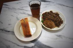 Биточек мясной с соусом
Каша гречневая рассыпчатая
Чай с сахаром
Хлеб пшеничный
